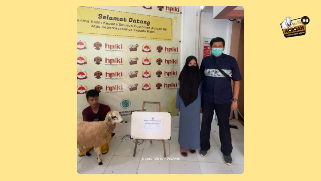 Program Aqiqah Gratis: Pada batch-2 di akhir tahun 2022. Chacha bersama orang tua asuh dari Yayasan Visi Maha Karya saat foto dengan domba aqiqahnya.